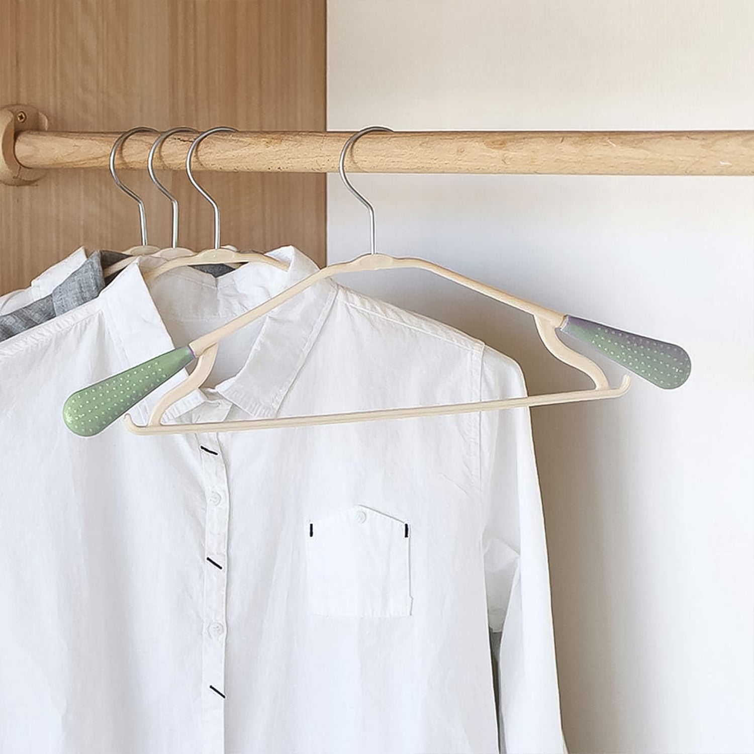 Pp Cloth Hanger Set Of 1 With Zinc Plated Steel Hook (1 Pc)