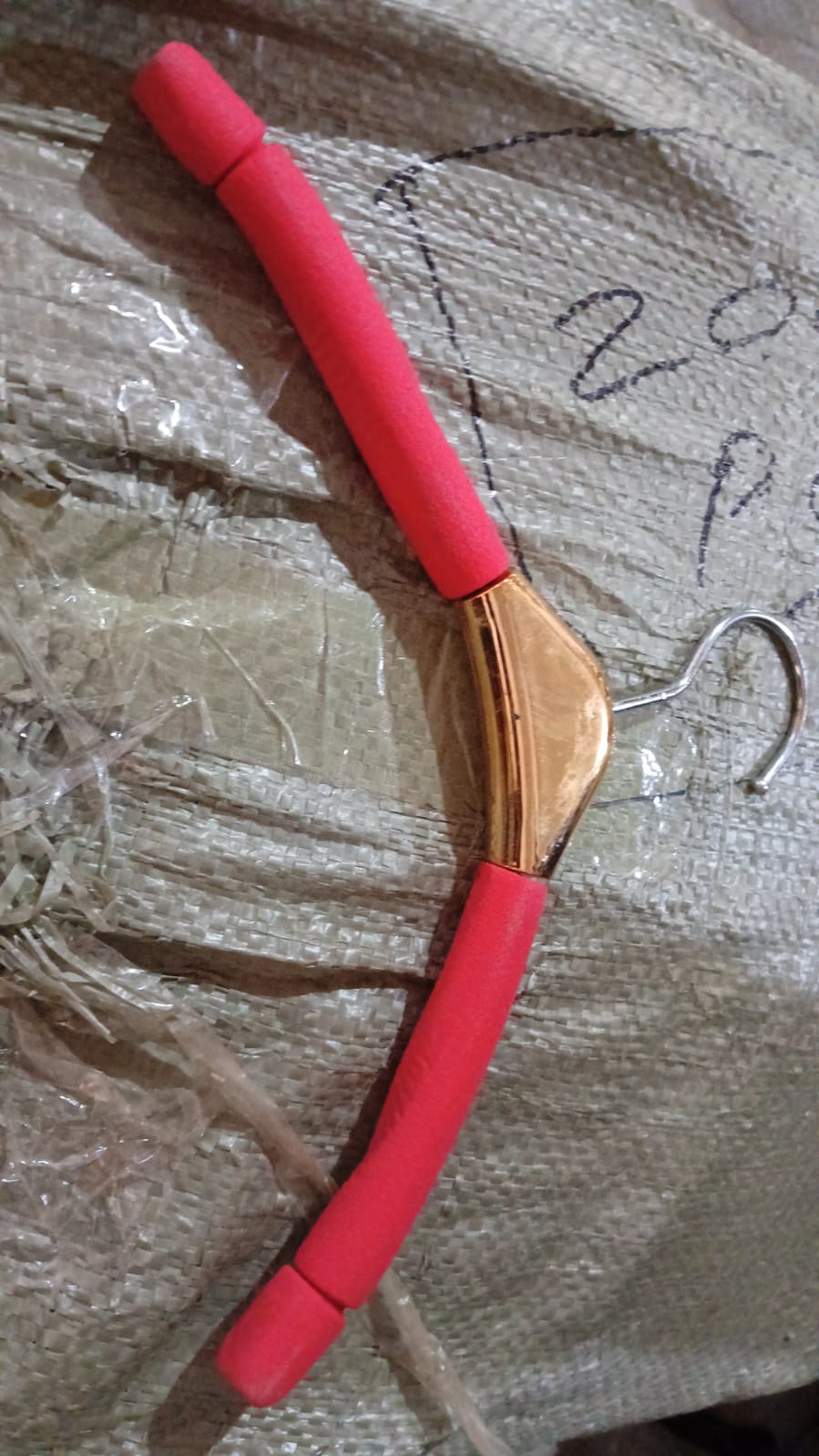 Solid Sponge Non-Slip Clothes Hanger – No-Trace, Heavy-Duty & Stylish Closet Organizer (1 Pc / Mix Color)