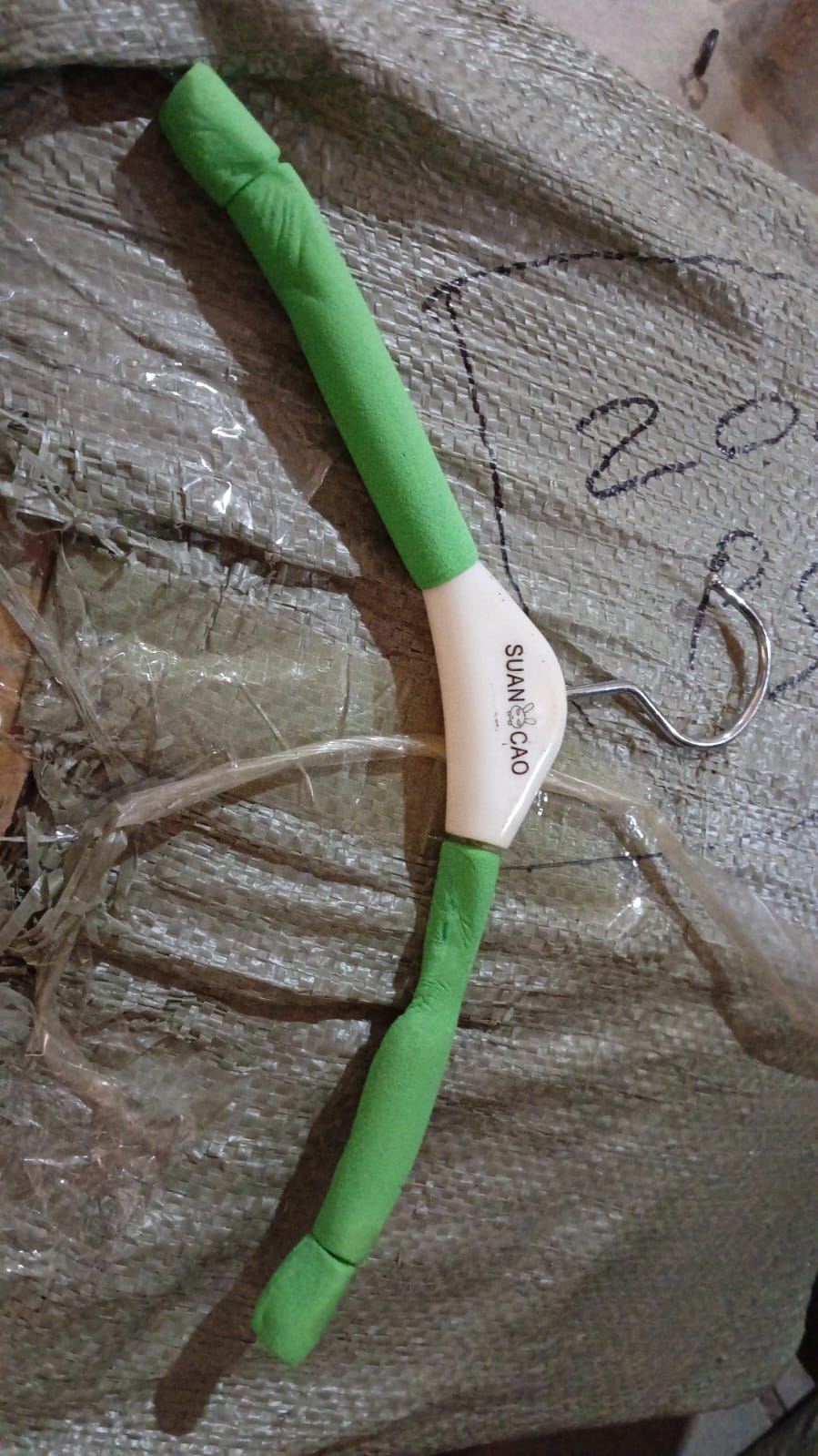 Solid Sponge Non-Slip Clothes Hanger – No-Trace Design for Men, Women, and Kids (1 Pc / Mix Color)