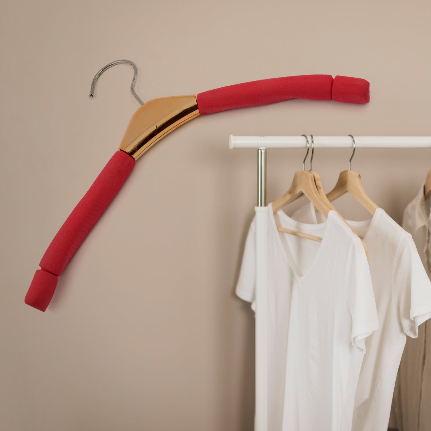 Solid Sponge Non-Slip Clothes Hanger – No-Trace, Heavy-Duty & Stylish Closet Organizer (1 Pc / Mix Color)