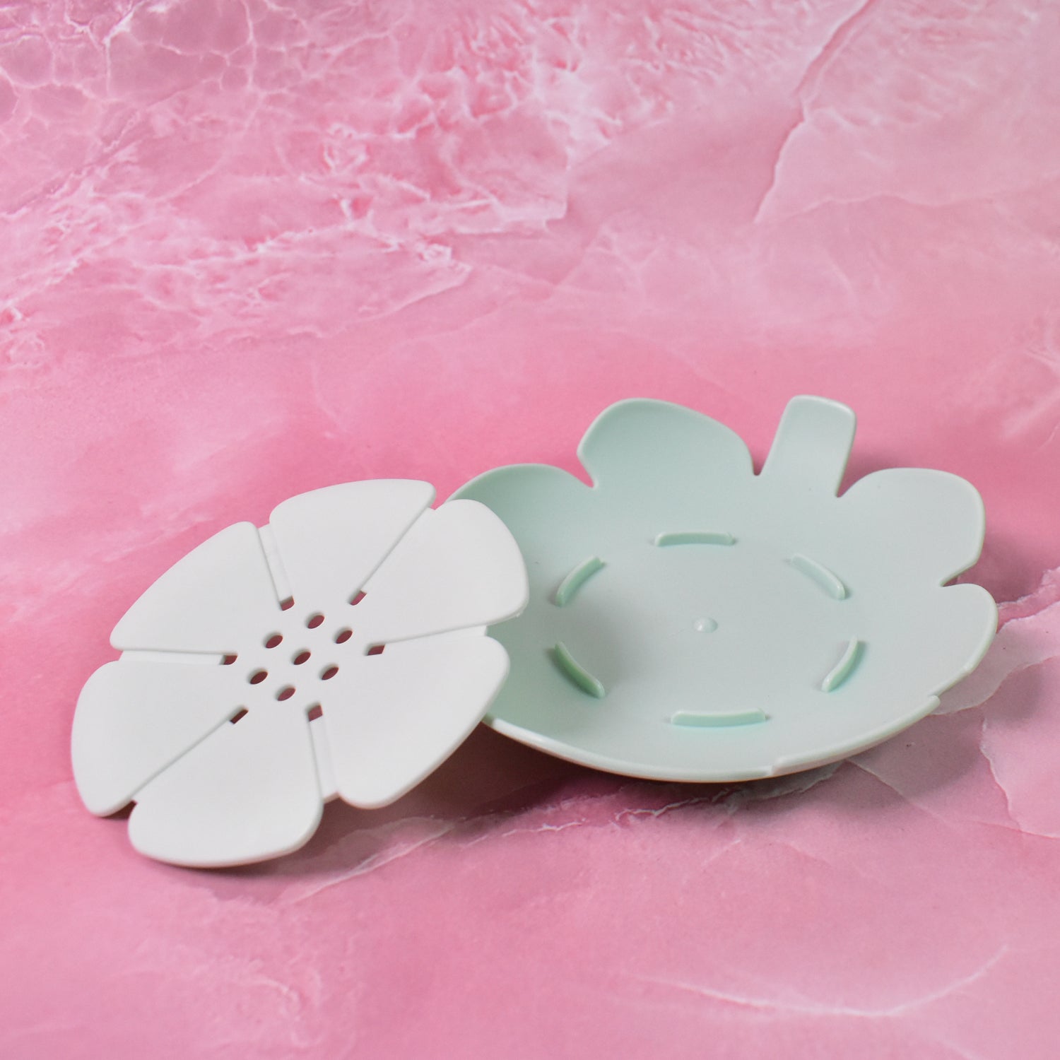 Plastic Flowers Soap Dish with Drain – Non-Slip, Flexible Soap Holder for Bathroom & Travel Use (1 Pc)