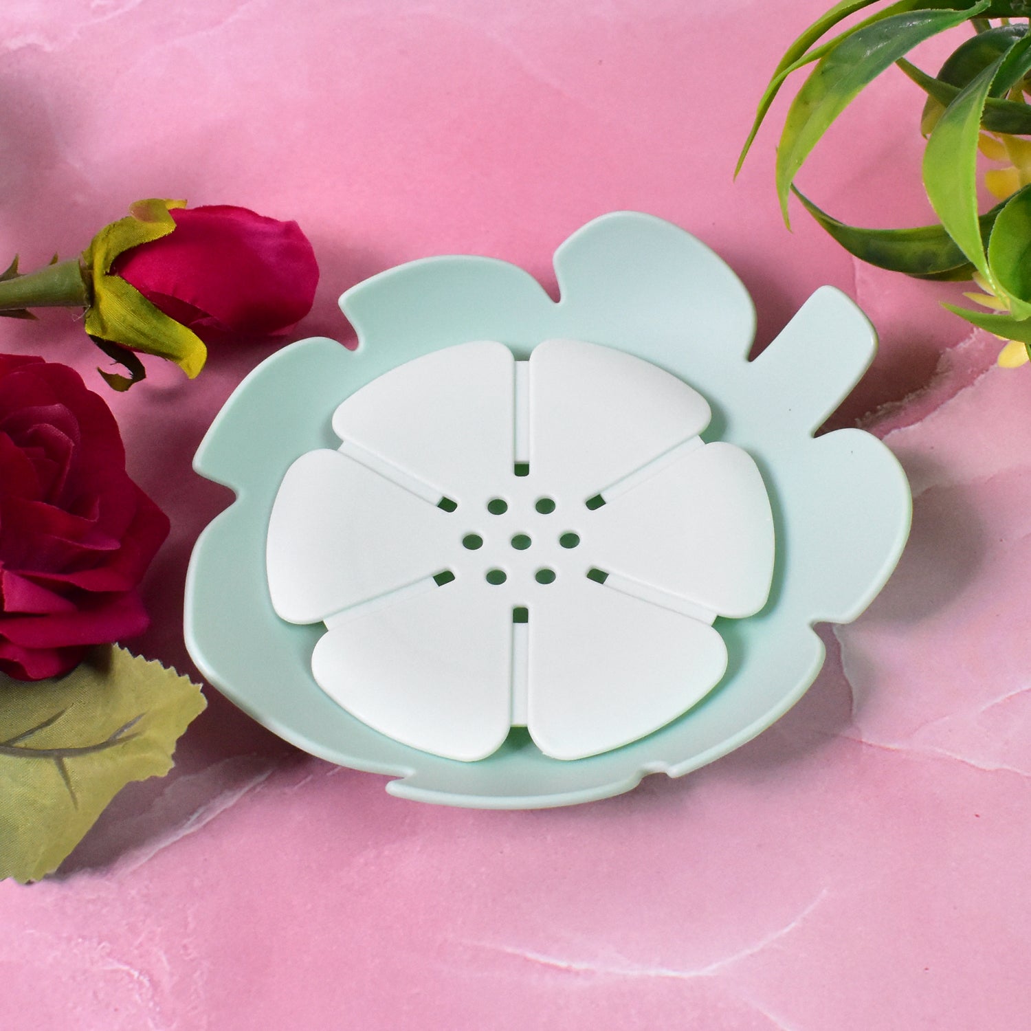 Plastic Flowers Soap Dish with Drain – Non-Slip, Flexible Soap Holder for Bathroom & Travel Use (1 Pc)